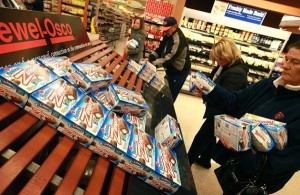 Customers grab the last of the remaining Twinkies. Photo by Getty Images