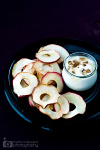 1apple-chips-with-yogurt-dip